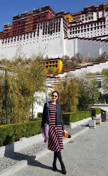 Điểm đến linh thiêng tiếp theo là Jokhang (Đại Chiêu) với bức tượng Phật Bạc Thích Ca Mâu Ni do công chúa Văn Thành mang theo làm của hồi môn cùng Tạng Vương Tùng Tán Cán Bố. Chùa năm vị trí trung tâm khu vực Bát giác, cũng là thánh đền linh thiêng nhất của người Tạng. Xung quang khu vực này và Lhasa nói chung là từng tốp quân đội canh gác nghiêm cẩn, đi tuần tra khắp nơi. Cứ mỗi 100m là một hệ thống camera quan sát nhưng cũng không ngăn được dòng người hành hương từ khắp nơi đổ về chiêm bái, đi kora vòng quay đền.