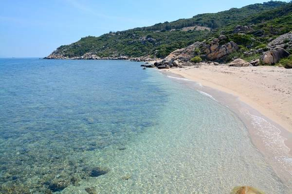 Bãi biển trên đảo còn khá hoang sơ, nước trong vắt, dải cát thoai thoải và bãi đá nhiều hình thù do tạo hóa tạo nên. Bãi biển trên đảo còn khá hoang sơ, nước trong vắt, dải cát thoai thoải và bãi đá nhiều hình thù do tạo hóa tạo nên.