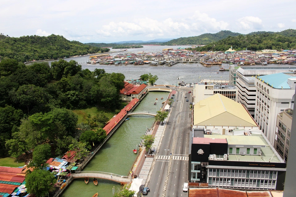 Làng nổi Kampong Ayer lâu đời: Kampong Ayer là ngôi làng cổ nhất ở Brunei có lịch sử hơn 1.300 năm với khoảng 39.000 dân. Mặc dù cư dân ngụ trên sông, tất cả đều có xe hơi để trên bờ. Hàng ngày, họ lái thuyền máy cập bờ rồi dùng xe hơi đi làm, chiều tối đi xuồng về nhà. Ngôi làng quyến rũ du khách bởi những ngôi nhà sàn truyền thống cùng những cây cầu gỗ bắc từ nơi này sang nơi khác. Qua từng ngõ ngách trong khu làng, tôi cảm nhận được nhịp sống Brunei yên bình.