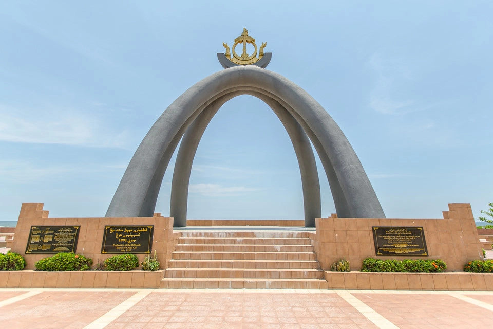 Ngắm nơi mang lại sự giàu có cho Brunei: Từ Kuala Belait đi Seria, chúng tôi mất một tiếng lái xe với vận tốc 100 km/h. Nhắc đến khu lọc dầu, tôi hình dung ngay đến những giàn khoan ngoài khơi và chỉ có thể thấy chúng qua tranh ảnh trên sách báo. Hơn nữa, trước khi đến Brunei, tôi nghĩ khu lọc dầu ở Seria cũng tương tự như ở Vũng Tàu, nghĩa là khó cho tôi nhìn thấy chúng ở cự ly gần.
