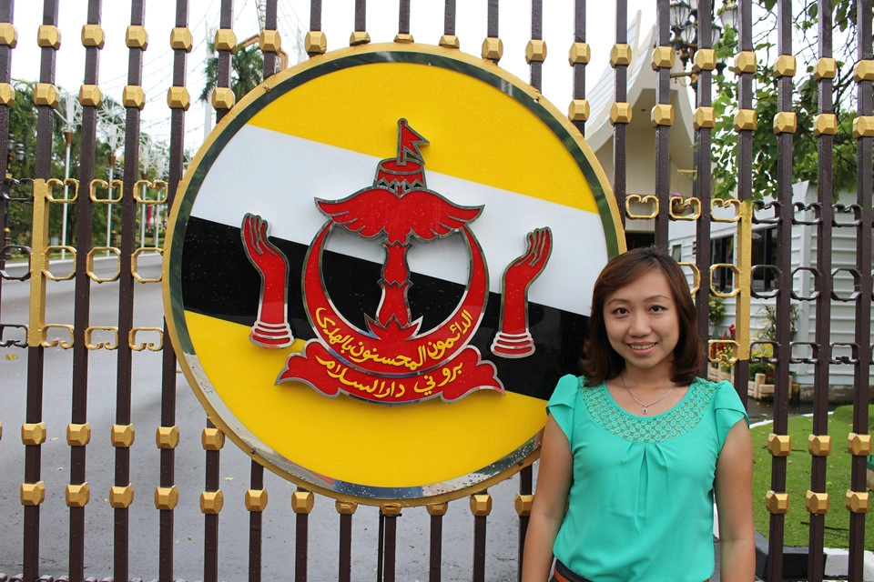 Tá túc ở nhà dân địa phương: Tại quốc gia khá “kín cửa” này, du khách không dễ xin ở nhờ tại nhà dân địa phương. Không phải người Brunei không giúp đỡ mà với thu nhập cao, đời sống ổn định, họ thường xuyên đi du lịch. Họ ít khi ở nhà để du khách có thể xin tá túc. Hơn nữa, Brunei nổi tiếng đắt đỏ về giá phòng như khách sạn 3 sao từ 2 triệu đồng/đêm trở lên. Tôi may mắn tá túc tại gia đình Ashini Marlon. Trong 2 tuần nơi đất khách, tôi cảm thấy thoải mái như ở chính quê nhà.