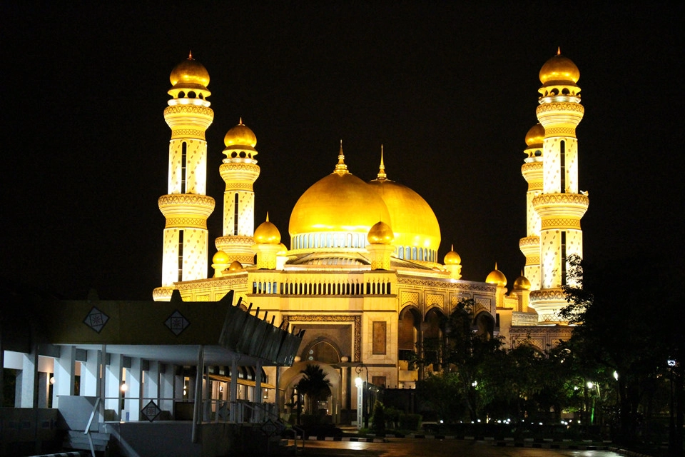 Những công trình vàng và quyền lực: Brunei có nền văn hóa ảnh hưởng lớn từ Hồi giáo nên hai phần ba cư dân theo đạo Hồi. Vì lẽ đó, thủ đô luôn lộng lẫy cùng với các thánh đường Hồi giáo to đồ sộ, điển hình là thánh đường Jame Asr Hassanil Bolkiah và Omar Ali Saifuddien.