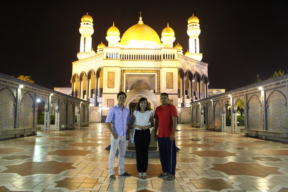 Thánh đường Jame Asr Hassanil Bolkiah nguy nga và linh thiêng nhất Brunei: Thánh đường được xây dựng vào năm 1992 với vàng ròng dát khắp nơi và vật liệu ngoại nhập. Tường gạch ốp Italy, hoa văn trang trí Australia, thảm cỏ Ả Rập… Những mái vòm bằng vàng làm cho thánh đường luôn nổi bật. Xung quanh thánh đường, những đài phun nước và khu vườn xanh được đặt xung quanh tạo nên khung cảnh thanh bình.