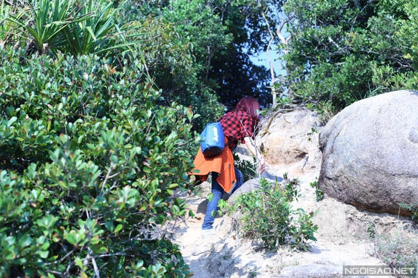 Quãng đường trekking là cả một hành trình lên dốc - xuống dốc suốt 3 giờ. Khu vực bằng phẳng duy nhất là bãi Cổ Ống, chiếm độ dài không đáng kể so với cả chuyến đi. Quãng đường trekking là cả một hành trình lên dốc - xuống dốc suốt 3 giờ. Khu vực bằng phẳng duy nhất là bãi Cổ Ống, chiếm độ dài không đáng kể so với cả chuyến đi.