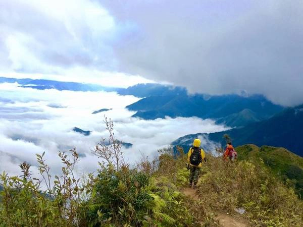Đỉnh Tà Chì Nhù cao 2.979 m thuộc huyện Trạm Tấu, tỉnh Yên Bái. Thời tiết khắc nghiệt, nhưng đây là nơi lý tưởng để ngắm đại dương mây vào những ngày trời đẹp.