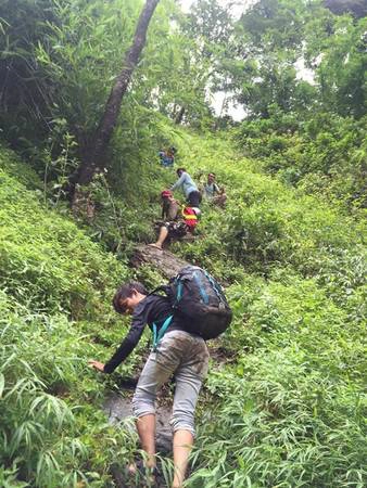 Nhưng đó chưa phải là đích đến của chúng tôi, vẫn còn 1 đoạn cuối để xuống chân thác. Đoạn này thìkhông có cái gì để bám, đất dễ sạt, chỉ cần sơ sẩy là lại có thương tích. Nhưng đó chưa phải là đích đến của chúng tôi, vẫn còn 1 đoạn cuối để xuống chân thác. Đoạn này thìkhông có cái gì để bám, đất dễ sạt, chỉ cần sơ sẩy là lại có thương tích.