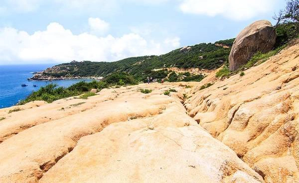Đường đến cực Đông băng qua nhiều địa hình, từ con đường cát trắng, len lỏi trong khu rừng sâu, nhảy ghềnh đá và du ký trên tàu. Mỗi chặng đường trong hành trình đều mang đến bất ngờ và thú vị.