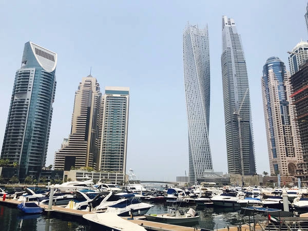 Vịnh Marina là bến du thuyền lớn nhất thế giới, bao quanh bởi những tòa tháp chọc trời kiến trúc độc đáo và các trung tâm thương mại, khu dân cư sầm uất, náo nhiệt. Nơi đây cũng là một trong những kiệt tác, niềm tự hào thành phố kênh đào nhân tạo phát triển nhất thế giới.