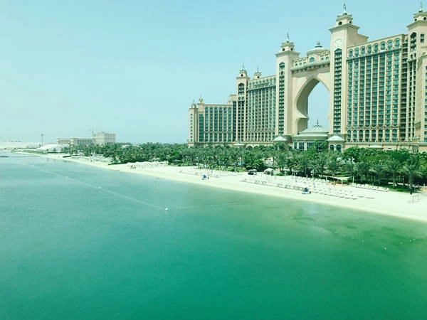 Vào ngày thứ 3 của hành trình, Phương Thúy được đặt chân tới hòn đảo Palm Jumeirah nằm trong quần đảo Cây Cọ, quần đảo nhân tạo lớn nhất thế giới, chiêm ngưỡng toàn bộ khung cảnh đảo từ tàu monorail trên không. Khách sạn Atlantis The Palm tuyệt đẹp và hoành tráng nằm ngay bờ biển và chỉ cho phép khách thuê phòng vào trong.