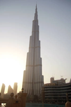 Điểm dừng chân cuối cùng trên hành trình của cô là Burj Khalifa, tòa tháp cao nhất thế giới với 164 tầng, cao 828 m, đồng thời nắm giữ nhiều kỷ lục thế giới khác. Tòa nhà có hình chiếc lá kim, đứng hiên ngang như một niềm kiêu hãnh của quốc gia độc đáo giữa sa mạc Trung Đông này.