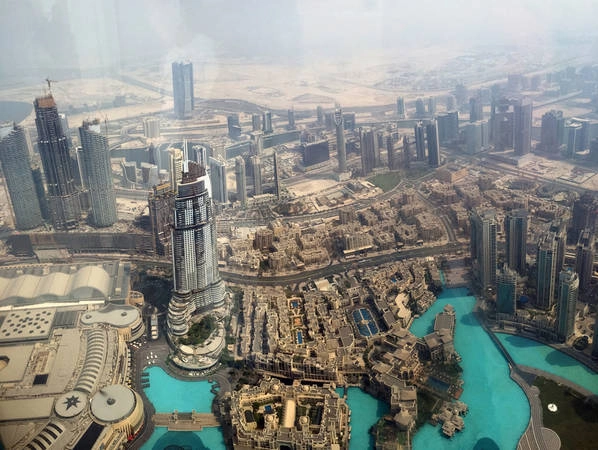 Toàn cảnh thành phố Dubai nhìn từ tháp Burj Khalifa. Dubai đã quyến rũ du khách nhờ kiến trúc tuyệt vời và nền văn hóa Hồi giáo đặc sắc, khác biệt.