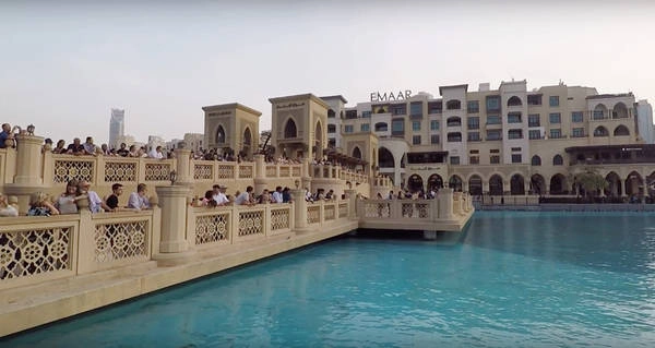 Dubai Mall là trung tâm mua sắm khổng lồ có diện tích lớn nhất thế giới, tọa lạc trên diện tích khoảng 495.000 m2, gồm khoảng 1.200 cửa hàng với đủ loại sản phẩm, phòng chiếu phim, sân trượt băng và nhiều tiện ích khác. Điều đặc biệt là Dubai nói không với các loại thuế, biến nơi đây trở thành thiên đường cho du khách thỏa sức mua sắm.