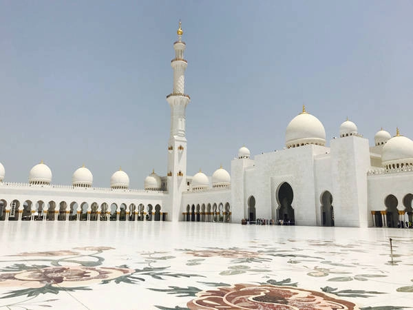 Sheikh Zayed là thánh đường Hồi giáo lớn thứ 3 thế giới với tổng diện tích hơn 22.000 m2. Công trình làm bằng đá cẩm thạch trắng, vàng, các loại đá quý và gốm sứ, cùng một hồ bơi tuyệt đẹp bao quanh, sức chứa tổng cộng 41.000 người. Các mái vòm và ngọn tháp được xây dựng công phu, tỉ mỉ, trong mỗi mái vòm đều lắp đặt loa để gọi tín đồ mỗi khi đến giờ làm lễ.
