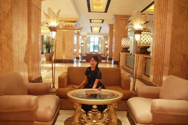 Cô còn có cơ hội được tham quan bên ngoài Emirates Palace - khách sạn 7 sao "đệ nhất" trên thế giới, trải dài 1 km và nguy nga tráng lệ như cung điện, dùng 40 tấn vàng để trang trí với chi phí xây dựng lên đến 3 tỉ USD (khoảng 68.000 tỉ đồng). Khách sạn còn có bãi biển riêng dài khoảng 1,5 km, đường chạy bộ dài 6,4 km, bãi đỗ xe chứa được khoảng 2.500 ôtô.