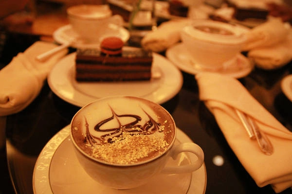 Bánh và cà phê capuchino phủ vàng là đặc sản nơi đây, du khách có thể liên hệ đặt trước để thưởng thức.