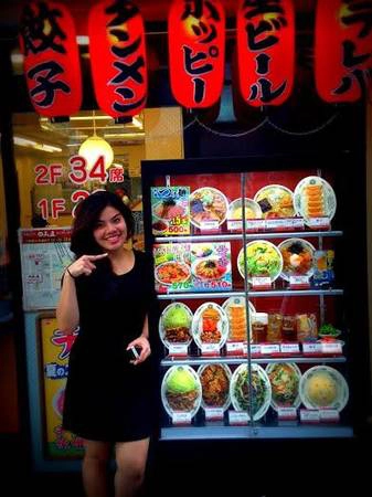 Tác giả tại một tiệm ăn ở Tokyo, Nhật Bản.