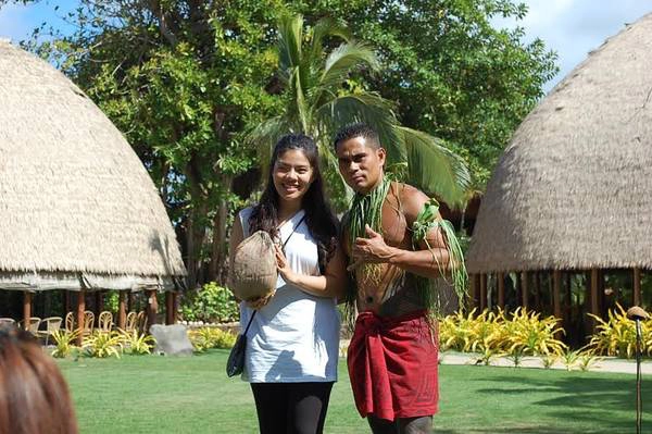 Tác giả tìm hiểu văn hóa, lịch sử của Hawaii tại trung tâm văn hóa của người Polynesian nằm ở phía Bắc đảo Oahu.
