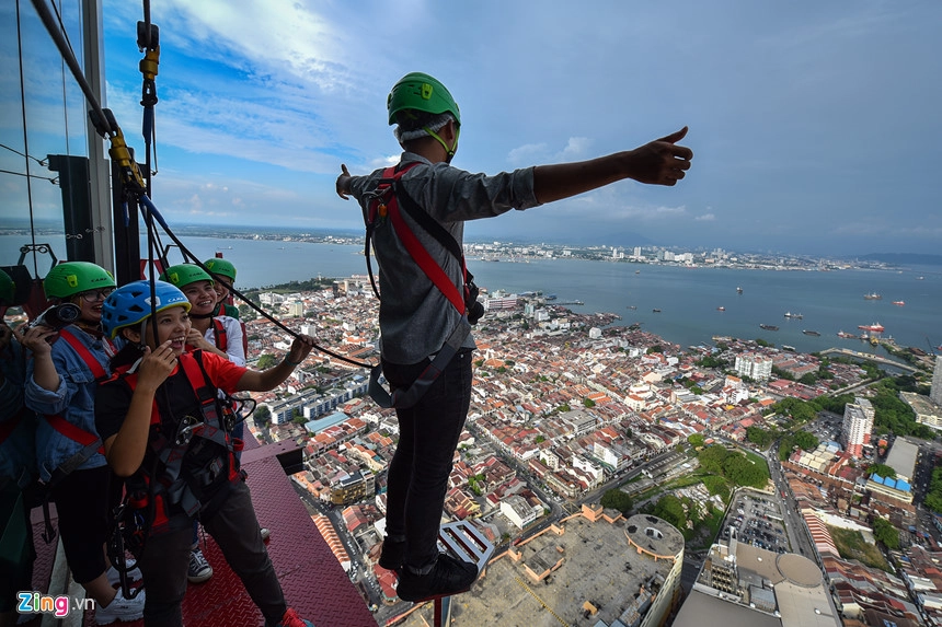 treo-minh-tren-khong-tham-bao-tang-ngam-dao-buom-o-penang-ivivu-33