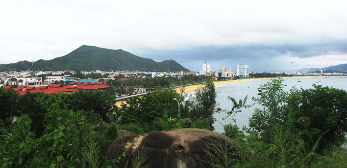 Quy Nhơn là nơi hội tụ nhiều biển đảo tại Việt Nam. Đến đây, du khách có thể trải nghiệm những hành trình hấp dẫn như Kỳ Co nước trong xanh màu ngọc bích được mệnh danh là “Maldives của Việt Nam”; Trung Lương - “Jeju Việt Nam” với hàng dương rì rào, những eo núi uốn lượn, bãi biển cát trắng; Eo Gió vừa lãng mạn vừa hùng vĩ để ngắm hoàng hôn; Hòn Khô nước trong vắt. Nếu không có thời gian đi xa, bạn vẫn có thể khám phá những vẻ đẹp này ở trung tâm thành phố. Quy Nhơn là nơi hội tụ nhiều biển đảo tại Việt Nam. Đến đây, du khách có thể trải nghiệm những hành trình hấp dẫn như Kỳ Co nước trong xanh màu ngọc bích được mệnh danh là “Maldives của Việt Nam”; Trung Lương - “Jeju Việt Nam” với hàng dương rì rào, những eo núi uốn lượn, bãi biển cát trắng; Eo Gió vừa lãng mạn vừa hùng vĩ để ngắm hoàng hôn; Hòn Khô nước trong vắt. Nếu không có thời gian đi xa, bạn vẫn có thể khám phá những vẻ đẹp này ở trung tâm thành phố.