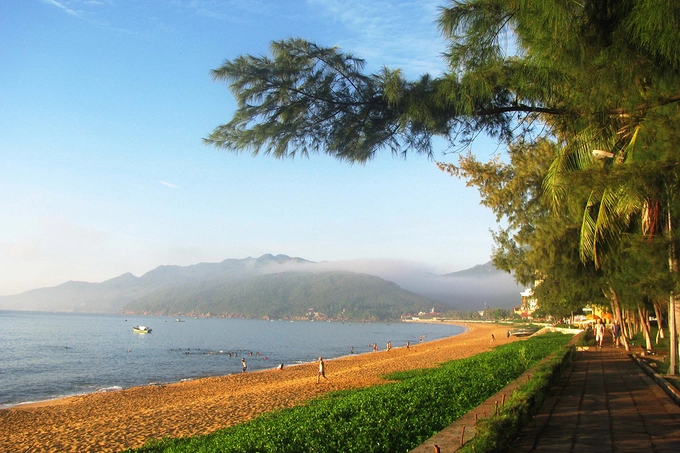 Con đường Xuân Diệu chạy dọc bãi biển Quy Nhơn. Chiều về, bạn có thể ghé những quán ăn bình dân ven biển với các món được nhiều người ưa thích như mực rim, chả cá, nem chua… Con đường Xuân Diệu chạy dọc bãi biển Quy Nhơn. Chiều về, bạn có thể ghé những quán ăn bình dân ven biển với các món được nhiều người ưa thích như mực rim, chả cá, nem chua…