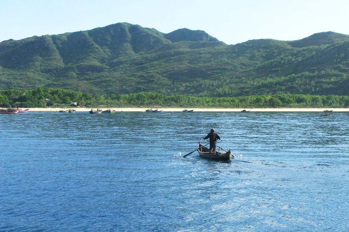 Bán đảo Phương Mai có địa thế hùng vĩ là nơi sinh sống của những người dân làm nghề chài lưới. Bán đảo Phương Mai có địa thế hùng vĩ là nơi sinh sống của những người dân làm nghề chài lưới.