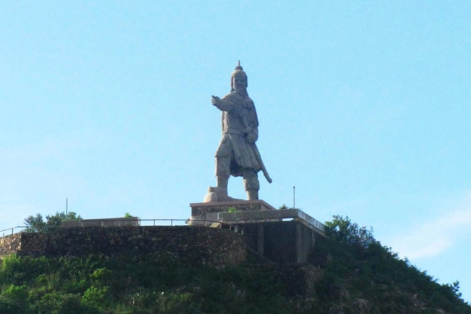 Tượng Trần Hưng Đạo trên bán đảo Phương Mai nhìn ra biển Quy Nhơn. Tượng Trần Hưng Đạo trên bán đảo Phương Mai nhìn ra biển Quy Nhơn.