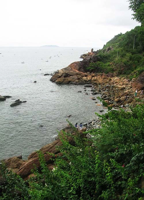 Bãi đá trứng dưới chân núi Ghềnh Ráng, còn gọi là bãi tắm Hoàng hậu. Bãi đá trứng dưới chân núi Ghềnh Ráng, còn gọi là bãi tắm Hoàng hậu.