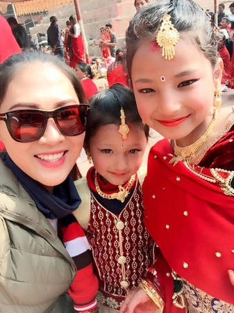 Trong suốt chặng đường đi, người đẹp nhận được sự giúp đỡ và hướng dân của nhiều người dân bản xứ. Trên đường đi, Diệu Ngọc cũng đã dành nhiều thời gian trò chuyện, gặp gỡ và gửi tặng ít tiền biếu cho người dân ở đó. Họ thiếu thốn rất nhiều và phương tiện đi lại chỉ là đường bộ. Người dân rất nhiệt tình, vui vẻ.