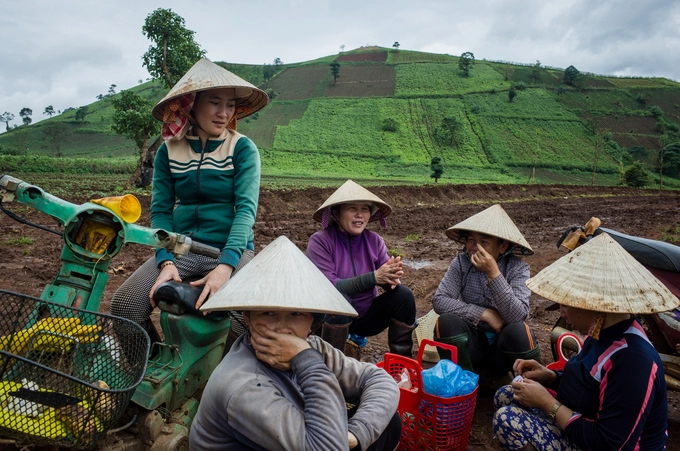 Những người nông dân đến từ các tỉnh miền Trung và phía Bắc đã lập nghiệp ở đây hàng chục năm. Núi lửa Chư Đăng Ya ngừng hoạt động từ hàng triệu năm trước, để lại nơi đây là một vùng đất đỏ bazan màu mỡ, đem đến mùa màng bội thu. Những người nông dân đến từ các tỉnh miền Trung và phía Bắc đã lập nghiệp ở đây hàng chục năm. Núi lửa Chư Đăng Ya ngừng hoạt động từ hàng triệu năm trước, để lại nơi đây là một vùng đất đỏ bazan màu mỡ, đem đến mùa màng bội thu.