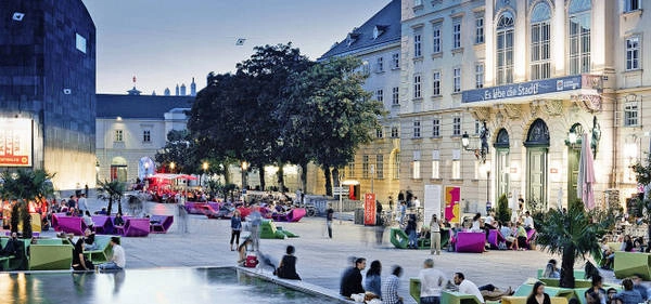 Khu MuseumsQuartier, nơi yêu thích của du khách lẫn dân địa phương - Ảnh: austria.info