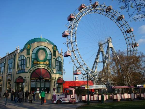 Đu quay cổ xưa, biểu tượng của Vienna ở công viên Prater - Ảnh: mothershome