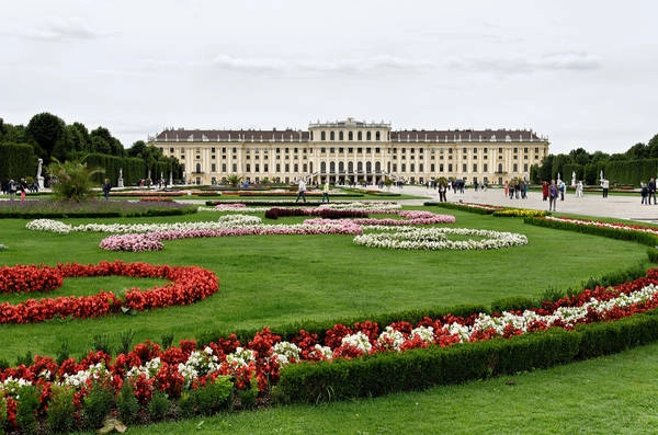  Du khách tham quan cung điện Schönbrunn - Ảnh: wp