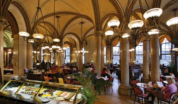 Không gian bên trong Cafe Central - Ảnh: wp