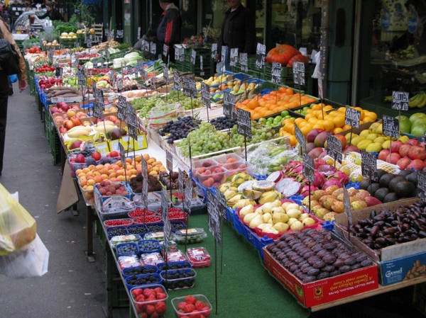 Thanh long cũng xuất hiện trên quầy hàng trái cây ở chợ Naschmarkt - Ảnh: flickr