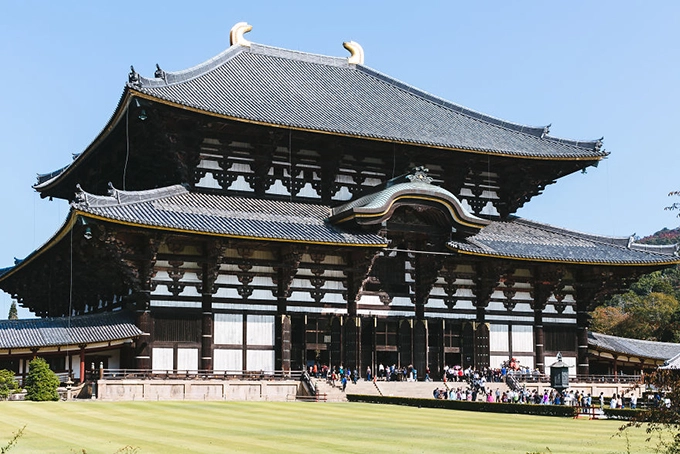 Đền Todaiji cũng ở thàn phố Nara luôn đông đúc khách thập phương tới đây tham quan, vãn cảnh. Đền Todaiji cũng ở thàn phố Nara luôn đông đúc khách thập phương tới đây tham quan, vãn cảnh.
