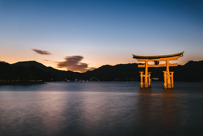 Bức ảnh chụp chiếc cổng torii ở chùa Itsukushima nổi trên mặt hồ. Bức ảnh chụp chiếc cổng torii ở chùa Itsukushima nổi trên mặt hồ.