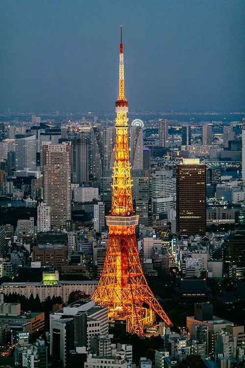 Điểm đến đầu tiên và cuối cùng đương nhiên là thủ đô Tokyo - thành phố đông đúc và hối hả với những ngã tư nhộn nhịp người qua lại, trung tâm mua sắm và những toà nhà cao tầng. Trong ảnh là tháp truyền hình Tokyo - một trong những biểu tượng của thủ đô Nhật Bản. Điểm đến đầu tiên và cuối cùng đương nhiên là thủ đô Tokyo - thành phố đông đúc và hối hả với những ngã tư nhộn nhịp người qua lại, trung tâm mua sắm và những toà nhà cao tầng. Trong ảnh là tháp truyền hình Tokyo - một trong những biểu tượng của thủ đô Nhật Bản.