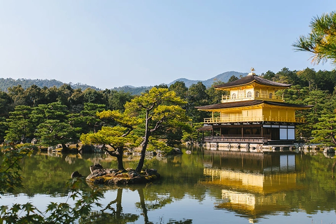 Ngôi chùa vàng Kinkakuji ở phía Bắc thành phố Kyoto. Từ thủ đô Tokyo, du khách có thể bay hoặc đi tàu hoả tới được cố đô trầm mặc và cổ kính này. Ngôi chùa vàng Kinkakuji ở phía Bắc thành phố Kyoto. Từ thủ đô Tokyo, du khách có thể bay hoặc đi tàu hoả tới được cố đô trầm mặc và cổ kính này.