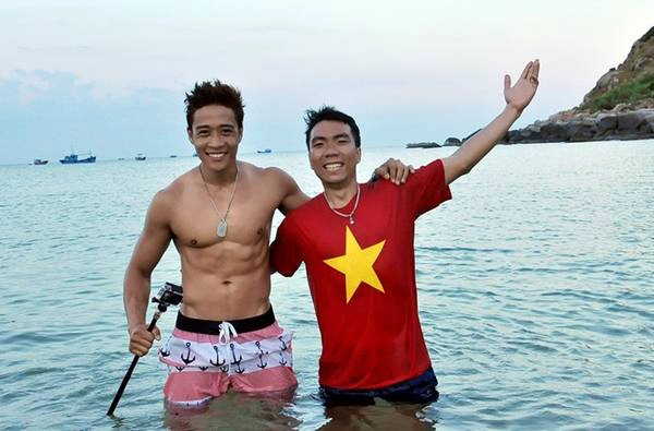 Linh Sơn thỏa thích vui đùa trên biển và có cơ hội khoe body 6 múi cực chuẩn. Linh Sơn thỏa thích vui đùa trên biển và có cơ hội khoe body 6 múi cực chuẩn.