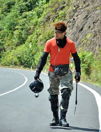 “Niềm hạnh phúc tuyệt vời nhất trong những ngày rong ruổi trên xe máy là được tận hưởng trọn vẹn từng khoảnh khắc những nơi mình đi qua - từ những cung đường bụi mù mịt cho đến những con đường đi xuyên giữa những cánh đồng lúa, mùi thơm ngọt ngào, từ những ngày nắng cháy gắt cho đến những cơn mưa mưa nặng hạt, táp vào da thịt, lạnh cóng”. “Niềm hạnh phúc tuyệt vời nhất trong những ngày rong ruổi trên xe máy là được tận hưởng trọn vẹn từng khoảnh khắc những nơi mình đi qua - từ những cung đường bụi mù mịt cho đến những con đường đi xuyên giữa những cánh đồng lúa, mùi thơm ngọt ngào, từ những ngày nắng cháy gắt cho đến những cơn mưa mưa nặng hạt, táp vào da thịt, lạnh cóng”.