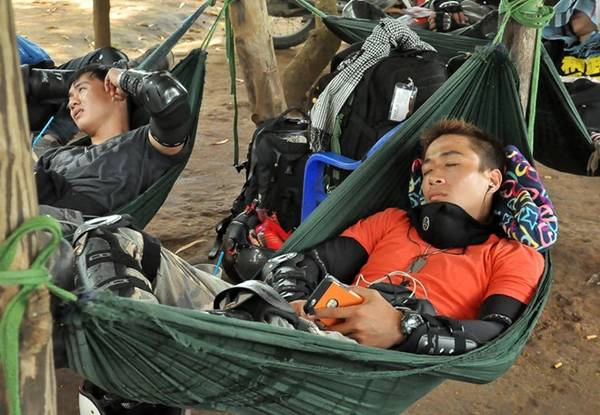 Có những khi vì quá mệt sau hành trình dài anh ngủ gục hoặc chợp mắt để lấy lại năng lượng. Có những khi vì quá mệt sau hành trình dài anh ngủ gục hoặc chợp mắt để lấy lại năng lượng.