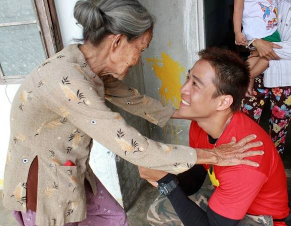 Linh Sơn nở nụ cười thật tươi khi đón nhận tình cảm từ những người bà, người mẹ trong chuyến hành trình. Với anh, đó là điều vô giá. Linh Sơn nở nụ cười thật tươi khi đón nhận tình cảm từ những người bà, người mẹ trong chuyến hành trình. Với anh, đó là điều vô giá.