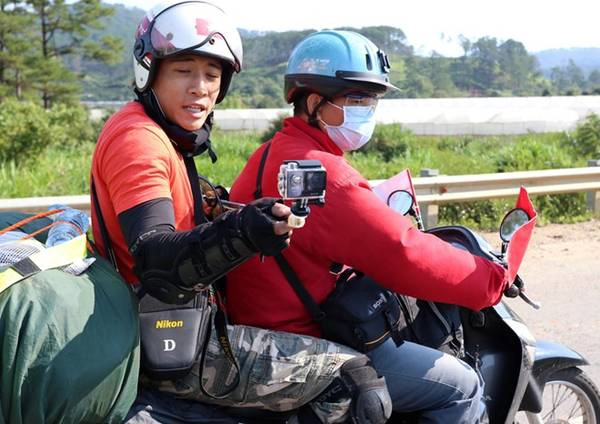 Có sở thích quay phim, tranh thủ thời gian không phải làm “xế”, Linh Sơn có thể ghi hình mọi lúc mọi nơi cảnh đẹp, những kỷ niệm với các bạn đồng hành trong chuyến hành trình của mình. Trong và sau hành trình, anh dựng nhiều clip ý nghĩa về những nơi mình đi qua, những trải nghiệm mình có được. Anh tâm sự, ngoài việc làm diễn viên anh mơ ước sau này có thể trở thành đạo diễn hay nhà sản xuất. Có sở thích quay phim, tranh thủ thời gian không phải làm “xế”, Linh Sơn có thể ghi hình mọi lúc mọi nơi cảnh đẹp, những kỷ niệm với các bạn đồng hành trong chuyến hành trình của mình. Trong và sau hành trình, anh dựng nhiều clip ý nghĩa về những nơi mình đi qua, những trải nghiệm mình có được. Anh tâm sự, ngoài việc làm diễn viên anh mơ ước sau này có thể trở thành đạo diễn hay nhà sản xuất.