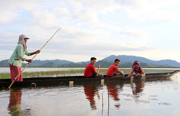 Điểm dừng chân ở Hồ Lắk (Đắk Lắk) nơi Linh Sơn tràn đầy niềm thích thú khi được đi thuyền độc mộc trên hồ, được ngủ trong nhà dài và khám phá cuộc sống của buôn Jun hiếu khách. Điểm dừng chân ở Hồ Lắk (Đắk Lắk) nơi Linh Sơn tràn đầy niềm thích thú khi được đi thuyền độc mộc trên hồ, được ngủ trong nhà dài và khám phá cuộc sống của buôn Jun hiếu khách.