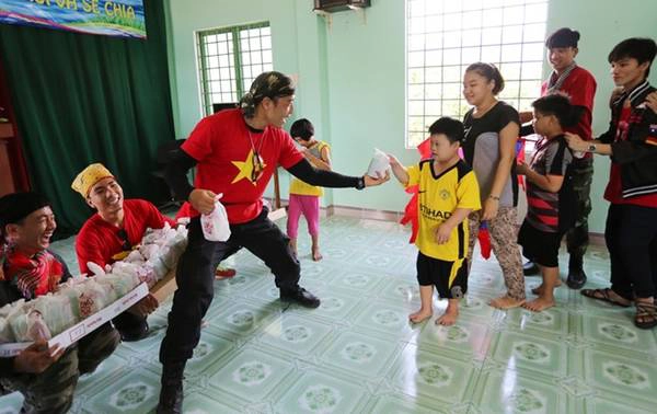 Tại Quy Nhơn, nam diễn viên có cơ hội ghé thăm Trung tâm bảo trợ xã hội Đồng Tâm và trao quà cho các trẻ em khuyết tật nơi đây. Nam diễn viên vô cùng hạnh phúc khi được vui đùa, trò chuyện cùng các em nhỏ. Tại Quy Nhơn, nam diễn viên có cơ hội ghé thăm Trung tâm bảo trợ xã hội Đồng Tâm và trao quà cho các trẻ em khuyết tật nơi đây. Nam diễn viên vô cùng hạnh phúc khi được vui đùa, trò chuyện cùng các em nhỏ.