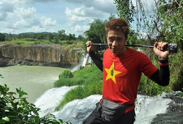 Thác Dray Sáp (Đắk Lắk) khiến chàng hotboy mê mẩn bởi cảnh đẹp hòa quyện giữa núi rừng đại ngàn với dòng thác hiền hòa mà thơ mộng. Thác Dray Sáp (Đắk Lắk) khiến chàng hotboy mê mẩn bởi cảnh đẹp hòa quyện giữa núi rừng đại ngàn với dòng thác hiền hòa mà thơ mộng.