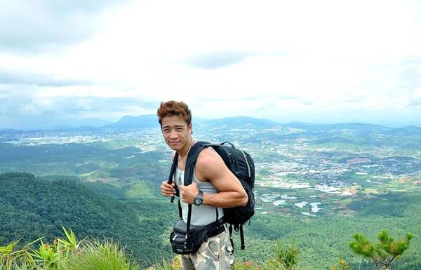 Đỉnh Lang Biang ở độ cao 2167m sau gần 2 giờ chinh phục, nam diễn viên tiết lộ anh không cảm thấy một chút mệt mỏi bởi được chinh phục thiên nhiên và những địa điểm đẹp tuyệt vời như này luôn khiến anh hạnh phúc. Đỉnh Lang Biang ở độ cao 2167m sau gần 2 giờ chinh phục, nam diễn viên tiết lộ anh không cảm thấy một chút mệt mỏi bởi được chinh phục thiên nhiên và những địa điểm đẹp tuyệt vời như này luôn khiến anh hạnh phúc.