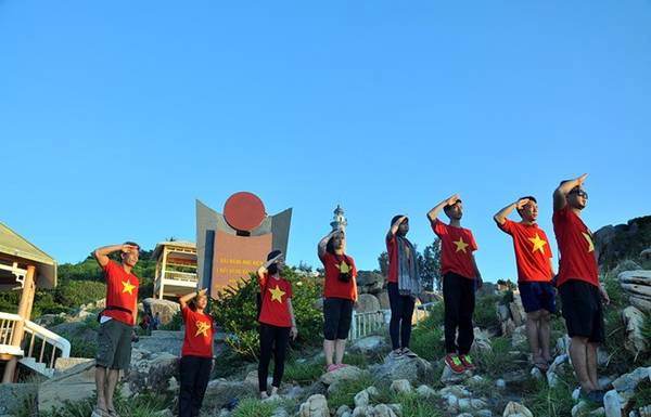 Chào cờ khi ánh bình minh đầu tiên ló rạng ở mũi Đại Lãnh – cực Đông tổ quốc là kỷ niệm tuyệt vời với Linh Sơn. Chào cờ khi ánh bình minh đầu tiên ló rạng ở mũi Đại Lãnh – cực Đông tổ quốc là kỷ niệm tuyệt vời với Linh Sơn.