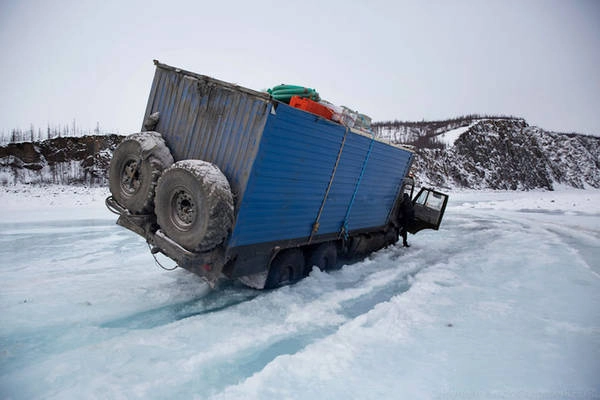 Sau khi thử rất nhiều cách, Rusland và cộng sự đã đưa được xe tải thoát khỏi hố băng. Sau khi thử rất nhiều cách, Rusland và cộng sự đã đưa được xe tải thoát khỏi hố băng.