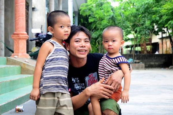 Sau khi tìm ra hang Hòa Hương, anh Hòa được nhận vào làm đầu bếp cho một số tour khám phá hang động ở Phong Nha, có điều kiện nuôi 5 con nhỏ. Ảnh: Văn Được. Sau khi tìm ra hang Hòa Hương, anh Hòa được nhận vào làm đầu bếp cho một số tour khám phá hang động ở Phong Nha, có điều kiện nuôi 5 con nhỏ. Ảnh: Văn Được.
